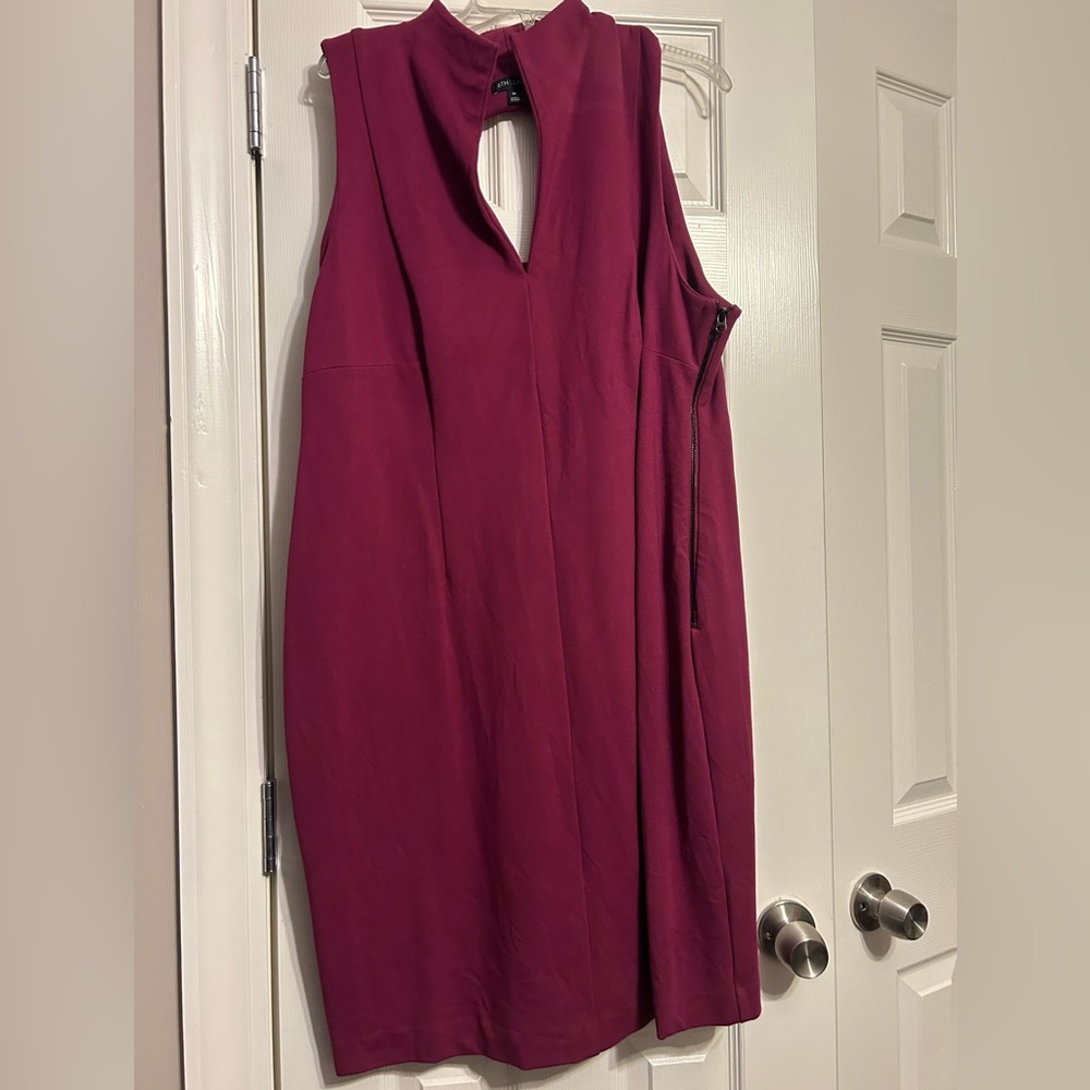 Sixth & Lane raspberry sheath with keyhole back cutout